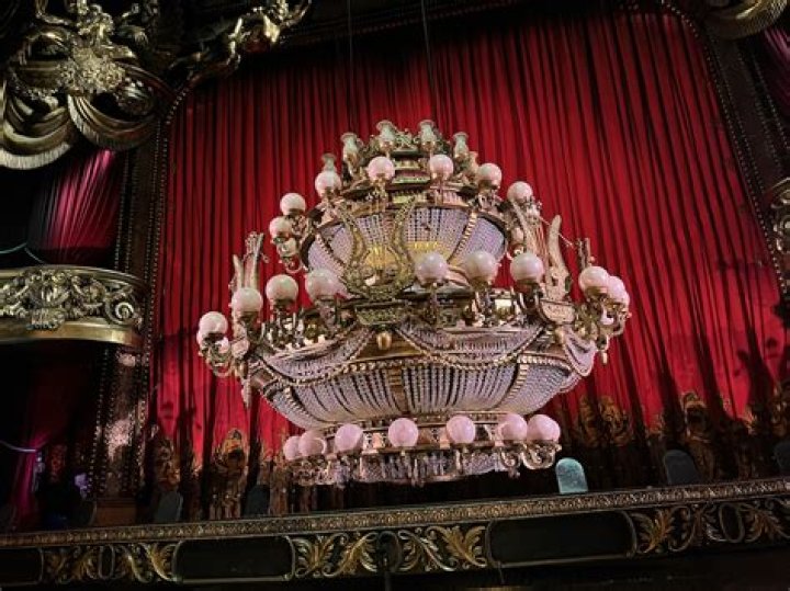 Does the chandelier still fall in phantom?