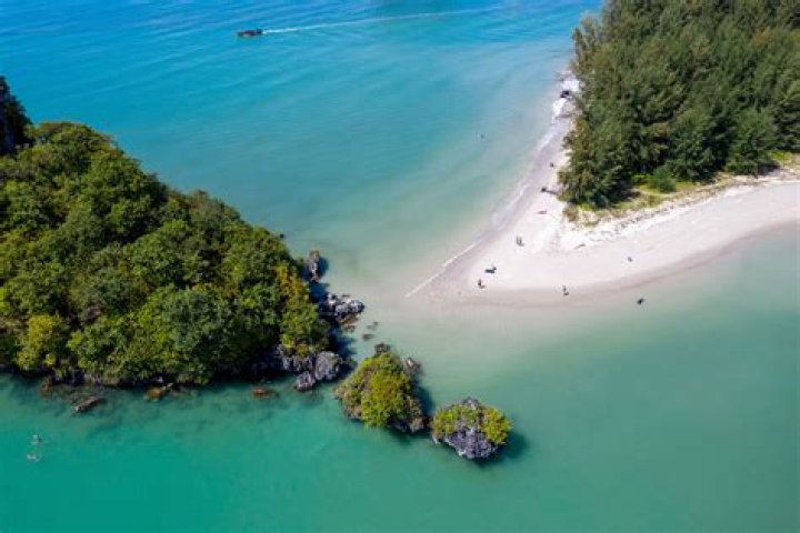 How do I get to Phra Nang Beach?